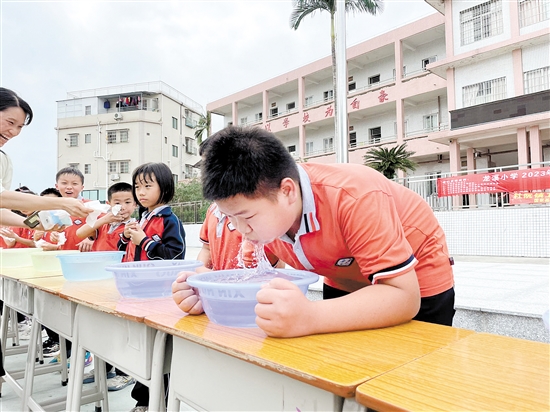 蓬江區(qū)杜阮鎮(zhèn)龍溪小學(xué)開展“小水盆”憋氣小實驗。.jpg