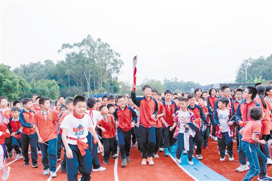 棠下鎮(zhèn)實驗中心小學新運動場迎來首次田徑運動會1.jpg